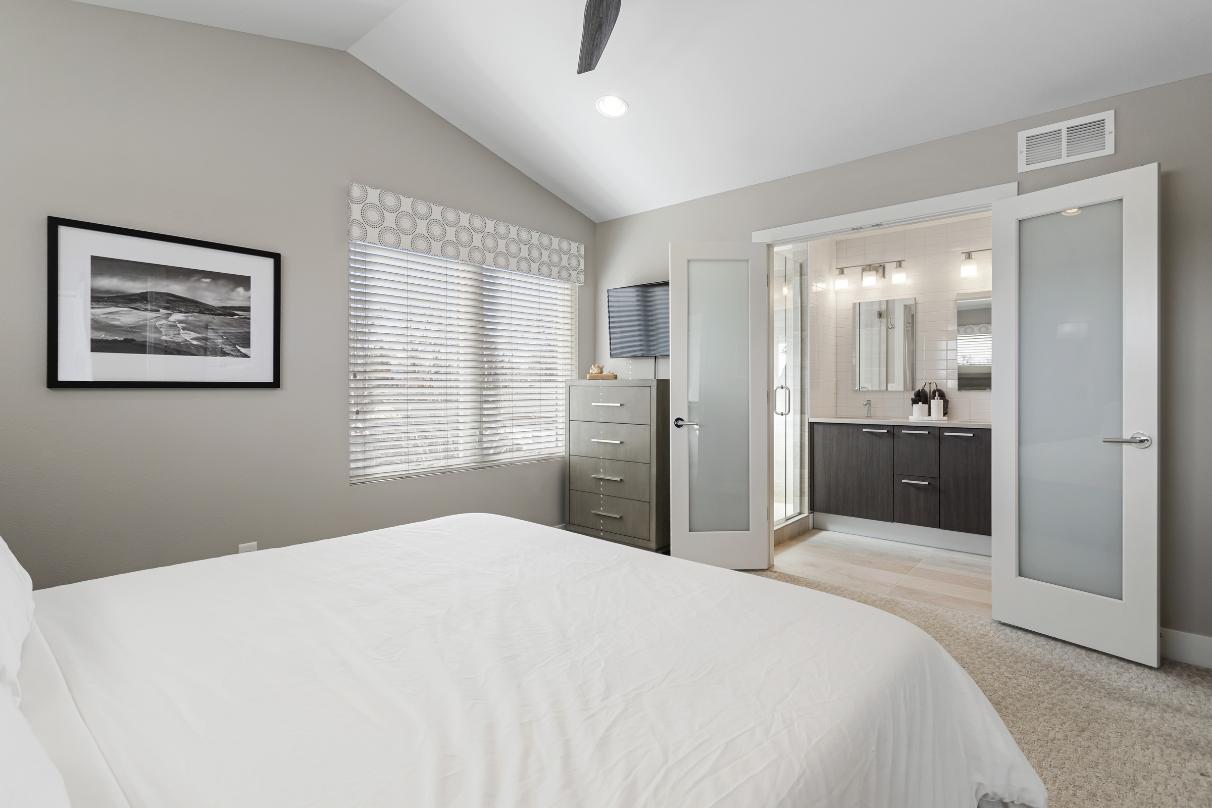 Comfortable bedroom for medical professionals in Denver
