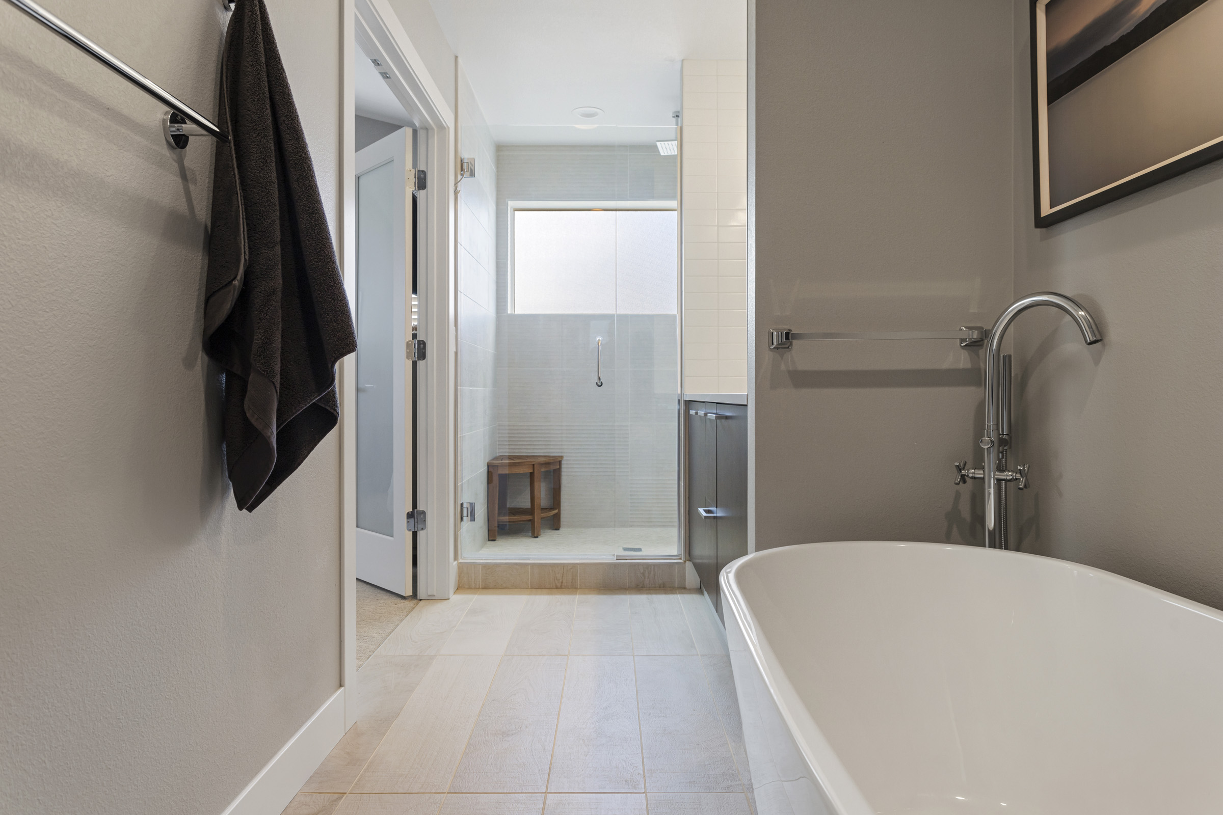 Guest bathroom with modern finishes